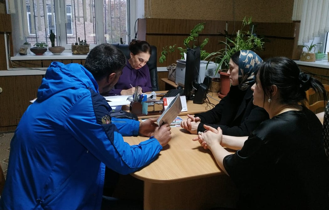 Руководители социальных ведомств города Кизляра провели встречу с участником СВО